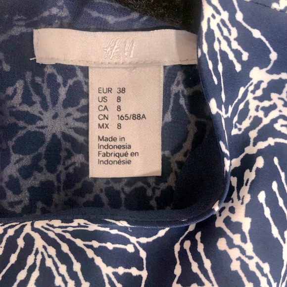 Beautiful H&M blue with white floral pattern midi dress - size 8 - Picture 6 of 8